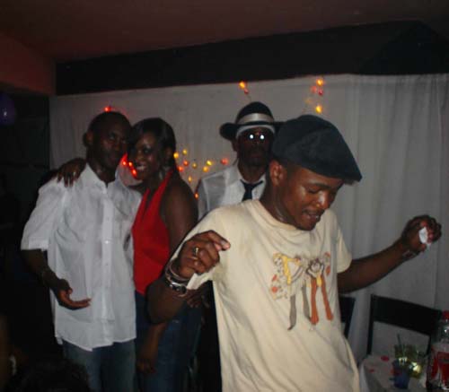 Mon fr�re-ci est dans un Bend Skin de folie. Et finalement, au fond l�-bas, � d�faut de se taper P Diddy, la petite en rouge l� s'est finalement l�ch� sur un mec de l'organisation... 
