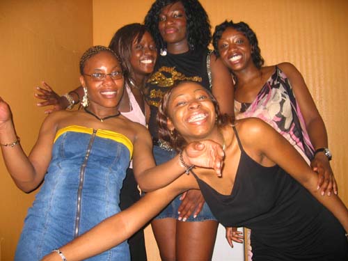 Ou sont pass�s les hommes? 5 charmantes demoiselles toutes seules c'est rare pour le soulever...