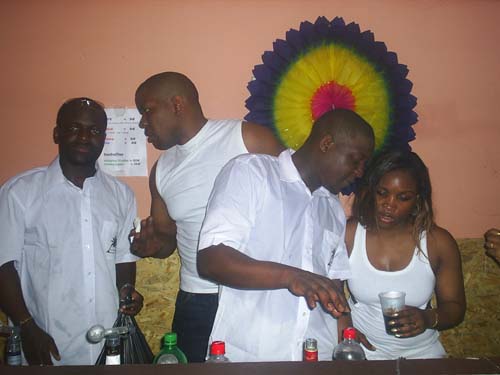 On ne boit pas derri�re le bar...