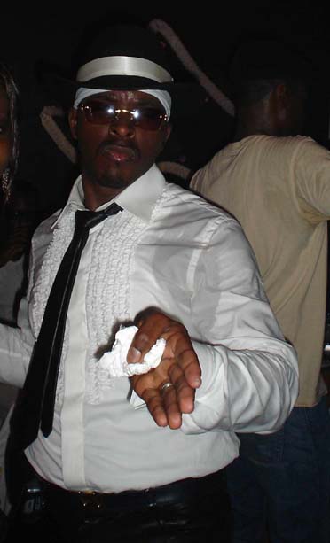 P Diddy, qui a enfin reussi  se librer de la petite de tout  l'heure et peut enfin se dhancher en tout quitude sur la piste, faisant valoir ainsi tout son savoir faire... 