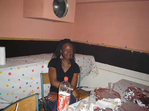 Sans Cavalier au zouk, on reste assise ou bien?