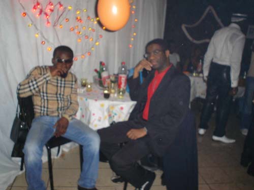 Les deux anciens n'ont pas h�sit� � venir siroter un petit verre � l'African People party...Comme quoi, il n'ya pas d'�ge pour ces choses l� !
