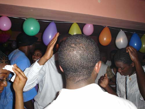 Il semble que Samedi l�, il �tait interdit de s'asseoir, piste toujours pleine, mouchoirs sur les fronts, entre le bon dj et la salle surchauff�e...