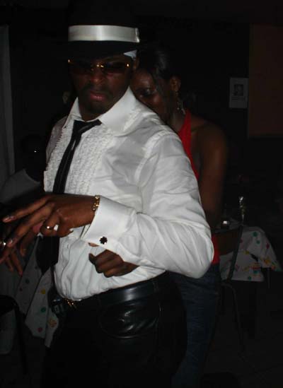 Vous aviez envie de voir, de sentir, de toucher le grand P Diddy, alors il fallait �tre l� ce Samedi...Qui dit mieux ? On voit m�me Mamie qui essaie de le racoller par derri�re : sans succ�s !
