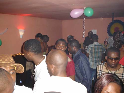 Tout le monde a soif, �a se bouscule devant le bar...