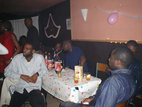 Tranquillement assis sur leur table, les deux bonhommes tout au fond semblent avoir rep�r� une petite...To be continued.