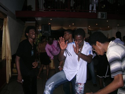 Levez le pieeeed, levez le pieeed,...