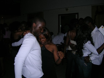 A�e A�e A�e, coll� serr�, balle � terre..