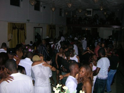 Session Zouk, les amoureux communient et les attaquants tcha les numbers...