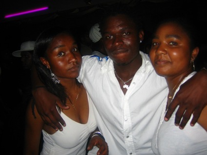 Joli garon bien entour de 2 Jolies filles