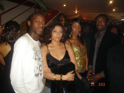 Steve ( gauche) et Yannick ( droite) du Mo' Diamondz en compagnie de charmantes demoiselles...