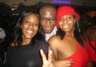 Joli garon toujours bien entour!!!