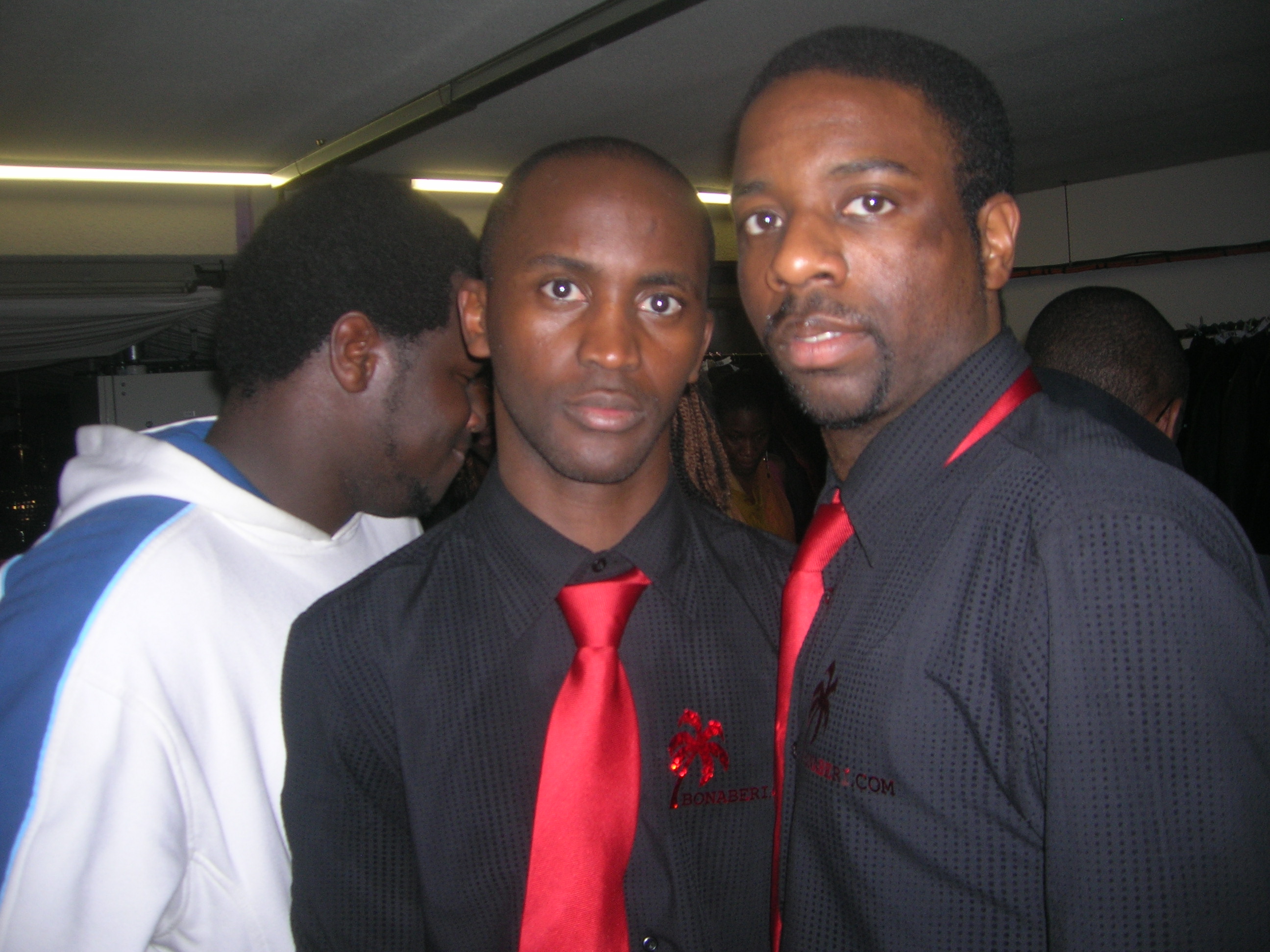 Le Staff en Noir et Rouge!