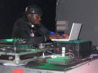 Dj Roll aux platines...