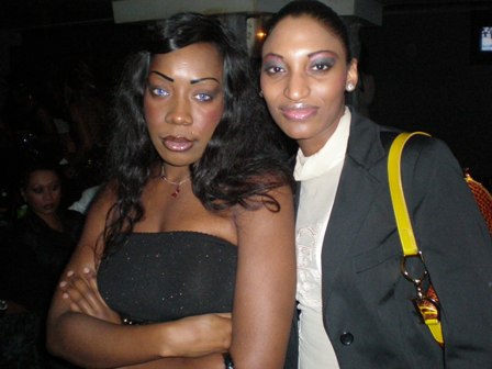 ...et couple de sductrices...