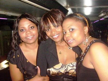 Les Barmaids taient maquilles par Mary Kay
