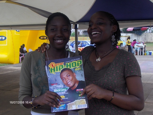 Ces deux jolies demoiselles sont fans du principal magazine de hip hop Camerounais...