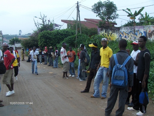 Des groupes de jeunes se sont masss pour pouvoir participer au festival 