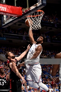 Embiid qui ralise un dunk face aux Raptors de Toronto