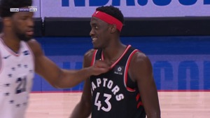 Embiid et Siakam se saluent aprs une faute grossire du premier