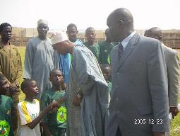 Eto'o congratulant un jeune footballeur de la rgion