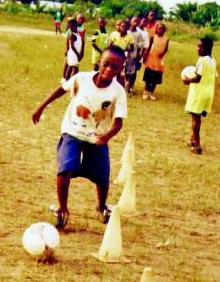 Des jeunes joueurs africains s'entranent  l'acadmie Culture foot solidaire,  Kribi, au Cameroun (2004).