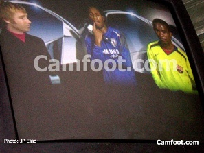 Drogba et Papa Eto'o au micro de Darren Tulett  de Canall+
