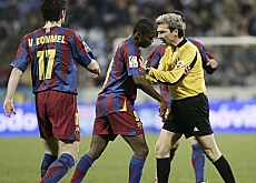Eto'o retenu par l'arbitre aprs les insultes racistes...