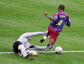 Eto'o, fauch par Lehman qui sera exclu