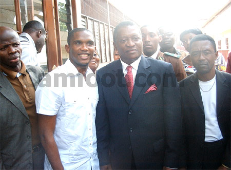 Le ministre Edjoa prend cong de son hte, Etoo Fils