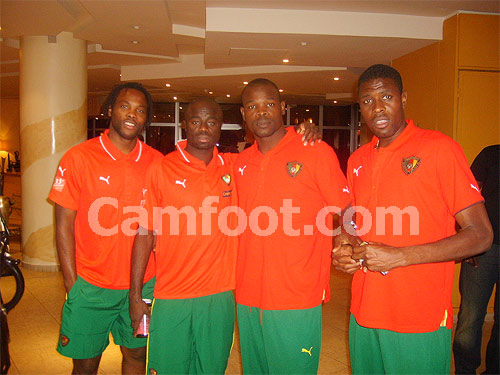 Bonne humeur dans le hall de lhtel : Alex Song, Nkong (avant plan), MAtoukou, Binya, Nguemo (en arrire)