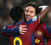 Eto'o, ici remerciant Messi, passeur sur deux de ses trois buts