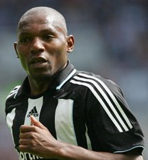 Geremi, relgu sur le banc avec Newcastle, ne semble pas trouver la cl