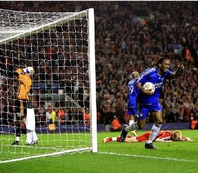 Drogba exulte, Liverpool  terre : 3 - 1 pour Chelsea