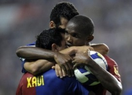La joie d'Eto'o et Xavi aprs le but du Camerounais