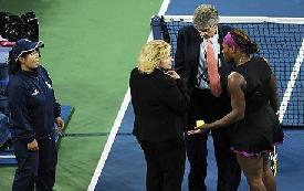 Serena WIlliams en discussion avec l'arbitre du match