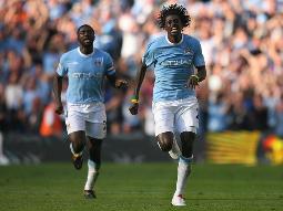 Adebayor se dirigeant vers le kop d'Arsenal aprs son but