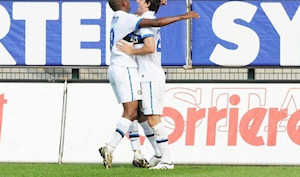 Eto'o qui flicite Milito aprs son but