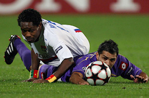 Jean II Makoun  terre, comme l'OL face  la Fiorentina