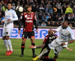 Stphane Mbia propulse la balle vers le but et Marseille prend le large