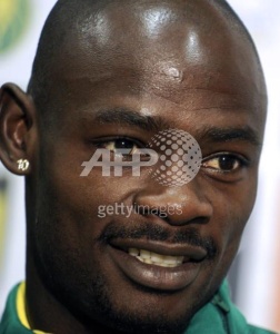 Achille Emana, tous sourires lors d'une confrence de presse le 17 Juin 2010