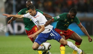 Aurlien Chedjou, ici  la lutte avec Van Persie, a t le meilleur Camerounais sur le terrain