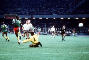 Eugne Ekeke, inscrivant le second but camerounais face  l'Angleterre en 1990