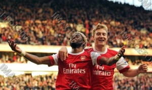 Alexandre Song jubile avec Bendtner aprs son but face  West Ham United