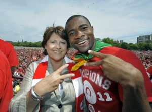 Aurlien Chedjou et Martine Aubry, aprs le titre de Lille en 2011