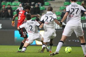 Makoun a galis face  Sochaux d'une frappe du gauche