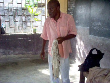 Mr Ngando et sa chemise ensanglante