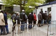 Des sans-papiers attendent de dposer un dossier de demande de rgularisation  la prfecture de Nanterre, le 23 avril 2008.