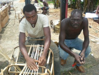 Paul Mballa, le fils de Zacharie Mveng, 21 ans, s'est mis  la vannerie comme son pre