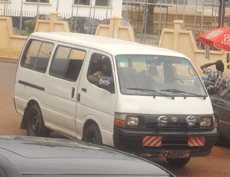 Les vhicules de l'agence Le Car, situe  Yaound
